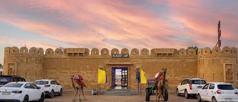 Façana frontal de l'allotjament (vespre/nit)