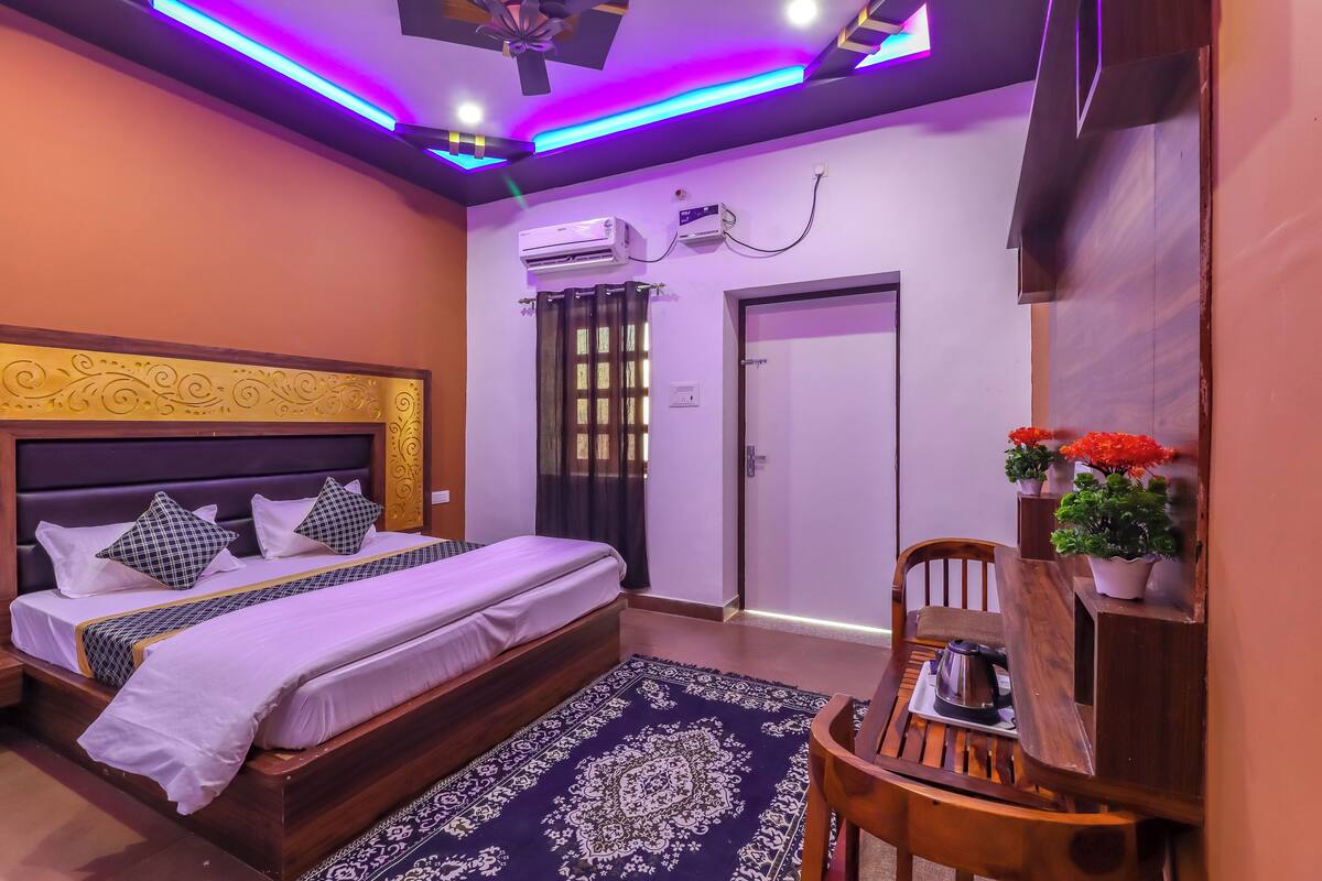 Une chambre à coucher avec un lit, une table de chevet et une chaise.