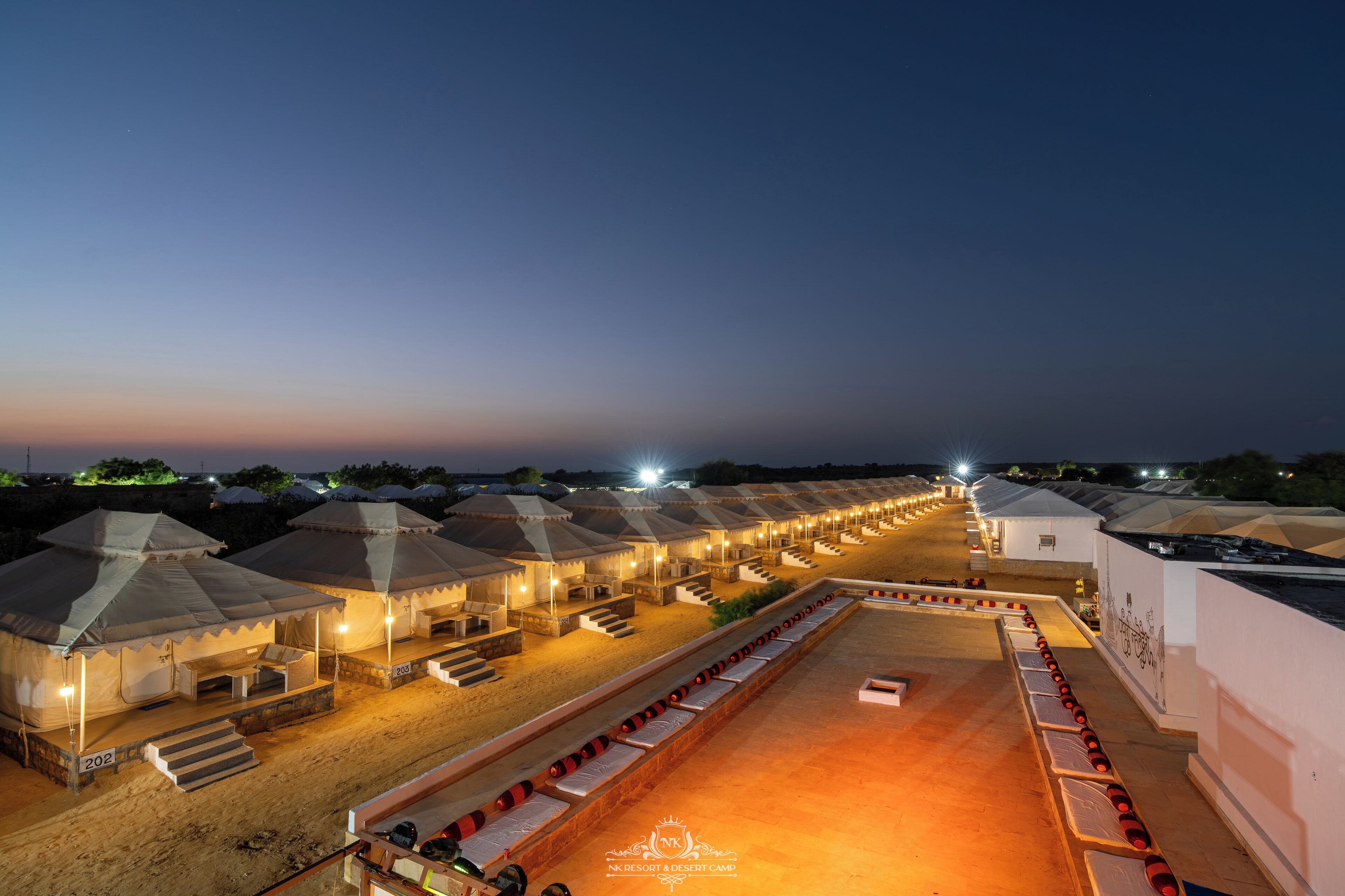 Vista frontal de la propiedad por la tarde o noche