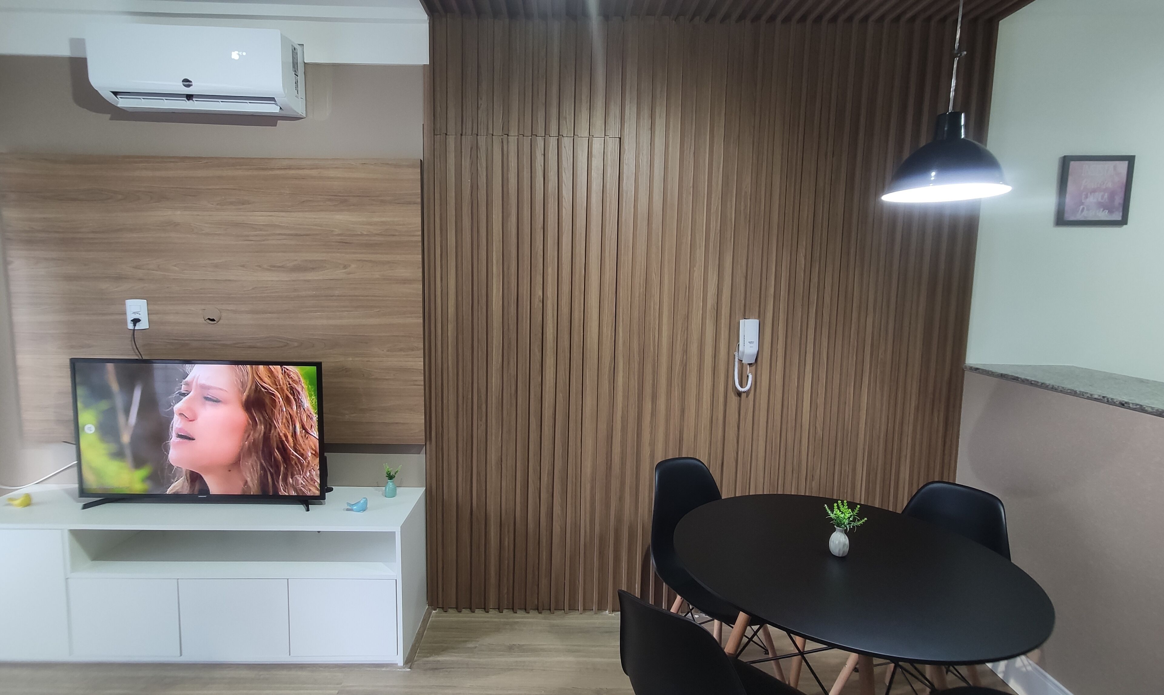 Leilighet | Oppholdsområde | En 40-tommers smart-TV med digitale kanaler samt TV