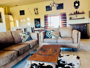 Smart TV, DVD player, stereo - Gypsy Treasures Inn with hot Tub (Lake Montezuma)