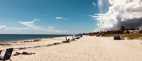 Una spiaggia nelle vicinanze