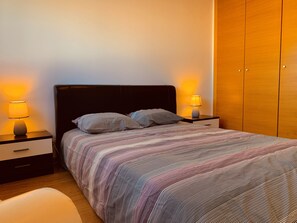 2 habitaciones, insonorización y tabla de planchar con plancha 