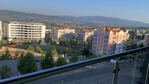 Vista desde un balcón sobre un estacionamiento y edificios.
