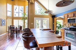 Fridge, microwave, oven, stovetop - Fun in the sun! Cowboy pool + walk to the lake + kids friendly (New Braunfels)