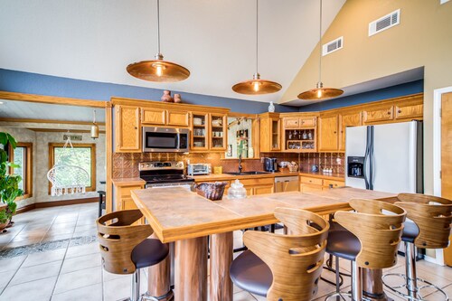 Fun in the sun! Cowboy pool + walk to the lake + kids friendly