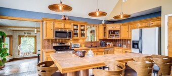 Fun in the sun! Cowboy pool + walk to the lake + kids friendly