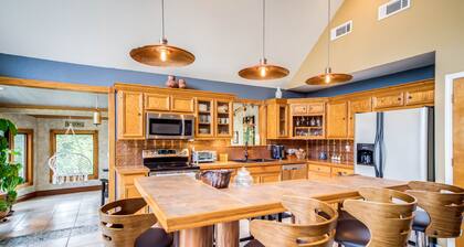 Fun in the sun! Cowboy pool + walk to the lake + kids friendly