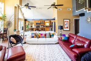 Smart TV - Fun in the sun! Cowboy pool + walk to the lake + kids friendly (New Braunfels)