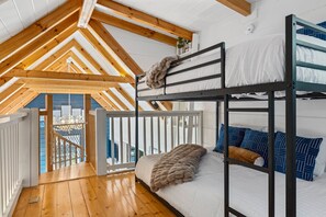 4 soveværelser, skrivebord, strygejern/strygebræt, weekendseng