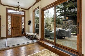 Casa, letti multipli (716A Forest Road 5BD Private Home) | Vista dalla struttura