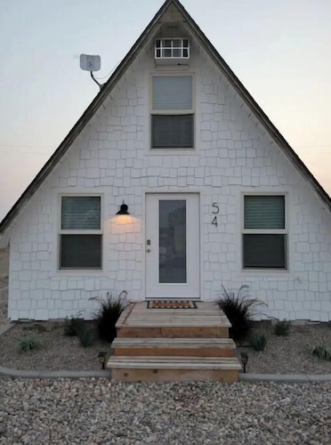 Desert Lake Cottage: Lake fun and desert adventuring