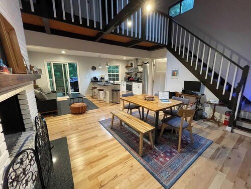 Chalet-Style Cabin in the Poconos/ Bushkill Falls