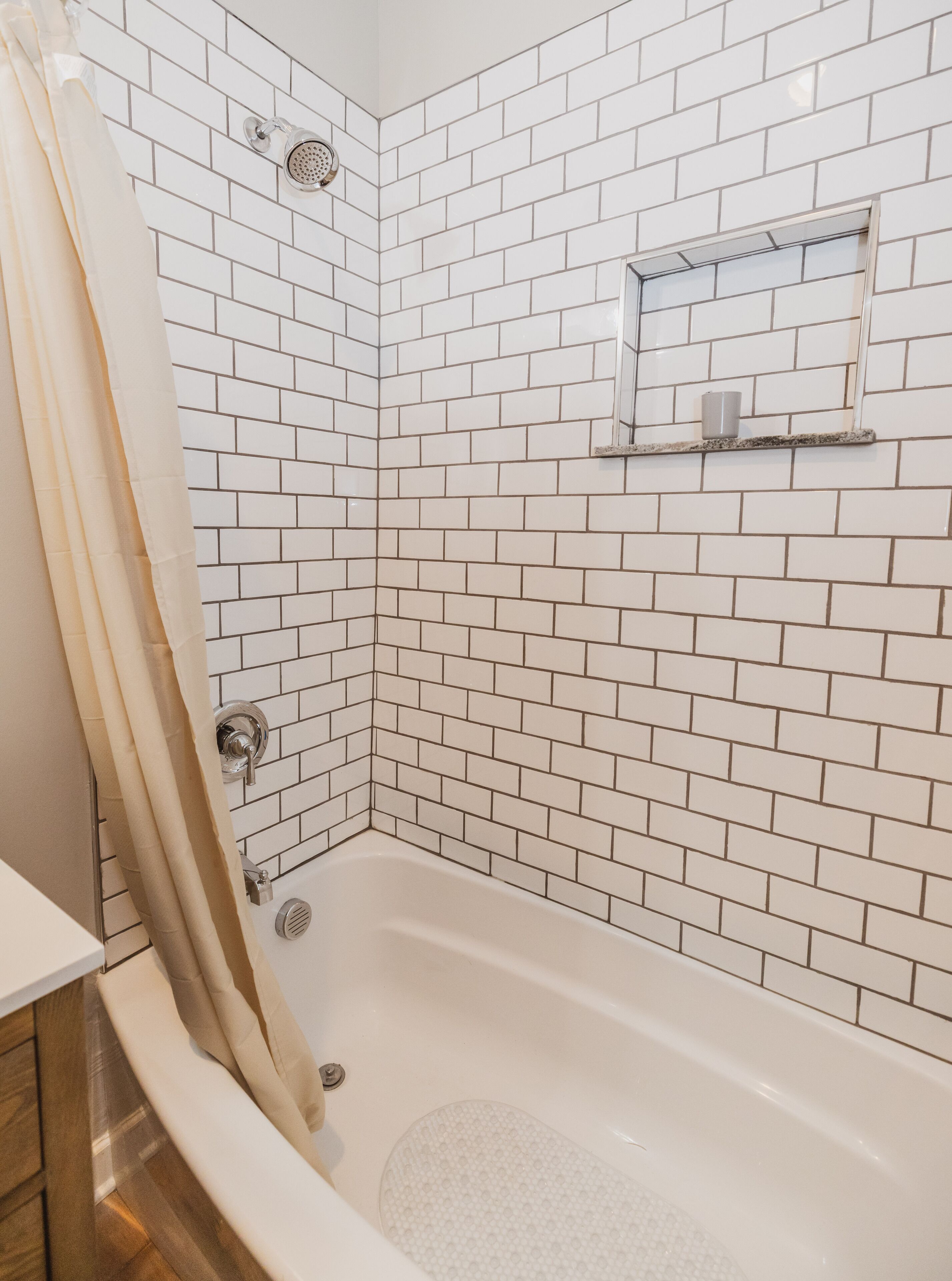 Ensemble douche/baignoire, serviettes fournies, papier toilette