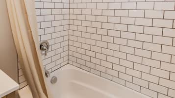 Combined shower/tub, towels, toilet paper