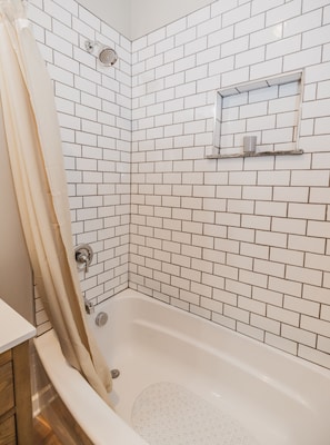 Ensemble douche/baignoire, serviettes fournies, papier toilette