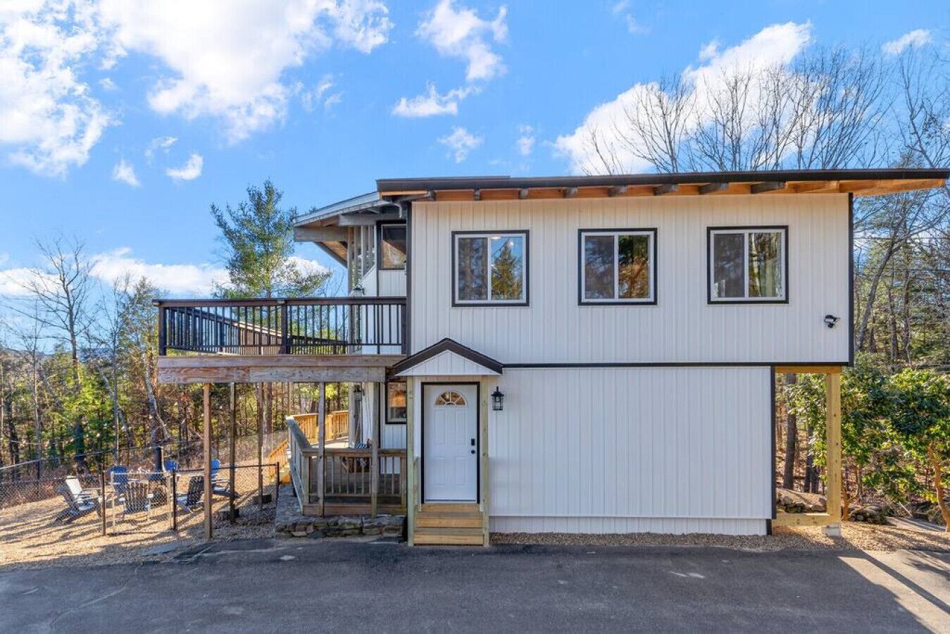 Une maison à deux étages avec un balcon, un garage et une porte d’entrée.