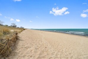 Playa en los alrededores y camastros
