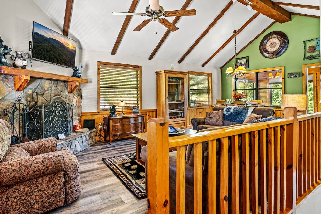 Télévision, cheminée, livres