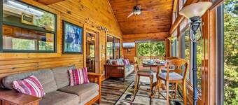 3BR*MTN Views*5 Mins to GSMNP*Community Pool*Pets!