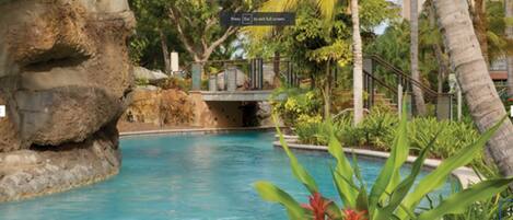 Una piscina al aire libre, una piscina climatizada