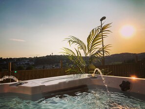 Outdoor spa tub - Spa house with private Jacuzzi and whirlpool bath overlooking the countryside (Saint-Genest-Lerpt)