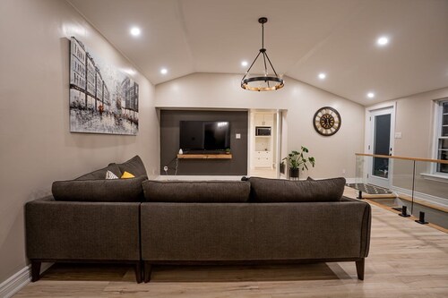 18 Acre Cozy and Relaxing Chalet with HOT TUB!!