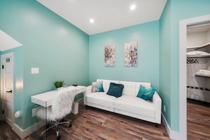 Smart TV, stereo, offices