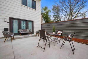 Outdoor dining - Unit A · Modern Luxury Apt w/ King Bed Near Med Ctr & Dwntn (Houston)