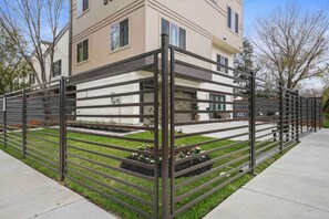 Property grounds - Unit A · Modern Luxury Apt w/ King Bed Near Med Ctr & Dwntn (Houston)