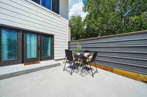 Outdoor dining - Unit A · Modern Luxury Apt w/ King Bed Near Med Ctr & Dwntn (Houston)