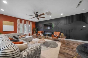 Smart TV, fireplace, stereo, offices - Unit B · Work/Play/Stay at Ctrl Gated Home w/ Free Parking (Houston)