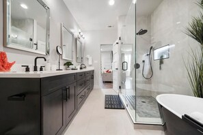 Hair dryer, towels - Unit B · Work/Play/Stay at Ctrl Gated Home w/ Free Parking (Houston)