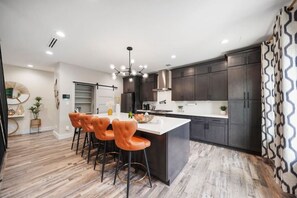 Fridge, microwave, oven, stovetop - Unit B · Work/Play/Stay at Ctrl Gated Home w/ Free Parking (Houston)