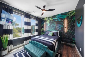 3 bedrooms, desk, iron/ironing board, free WiFi - Unit B · Work/Play/Stay at Ctrl Gated Home w/ Free Parking (Houston)