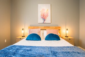 3 habitaciones, escritorio y tabla de planchar con plancha
