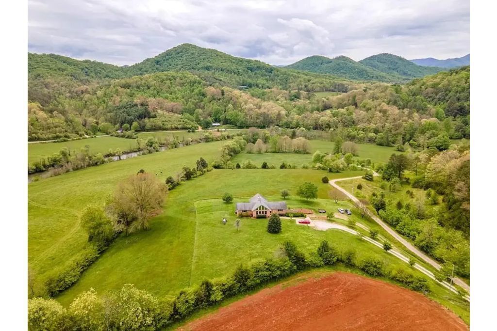 Cabin mountain home w/ gorgeous 360 view by river!