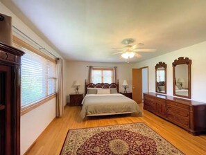 3 habitaciones, tabla de planchar con plancha, wifi y ropa de cama 