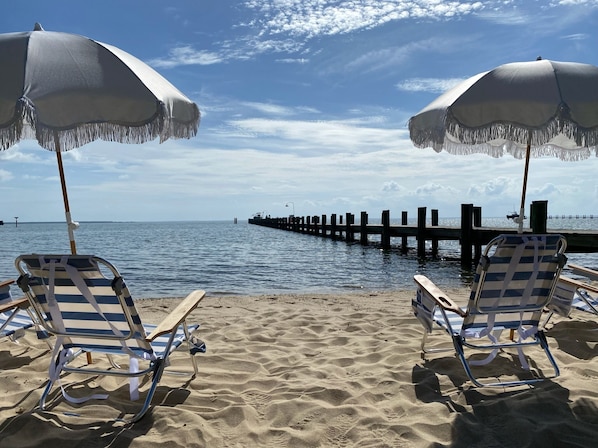 På stranden, solsenger og strandhåndklær