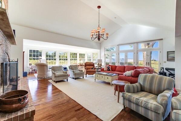 Smart TV, fireplace, DVD player, toys