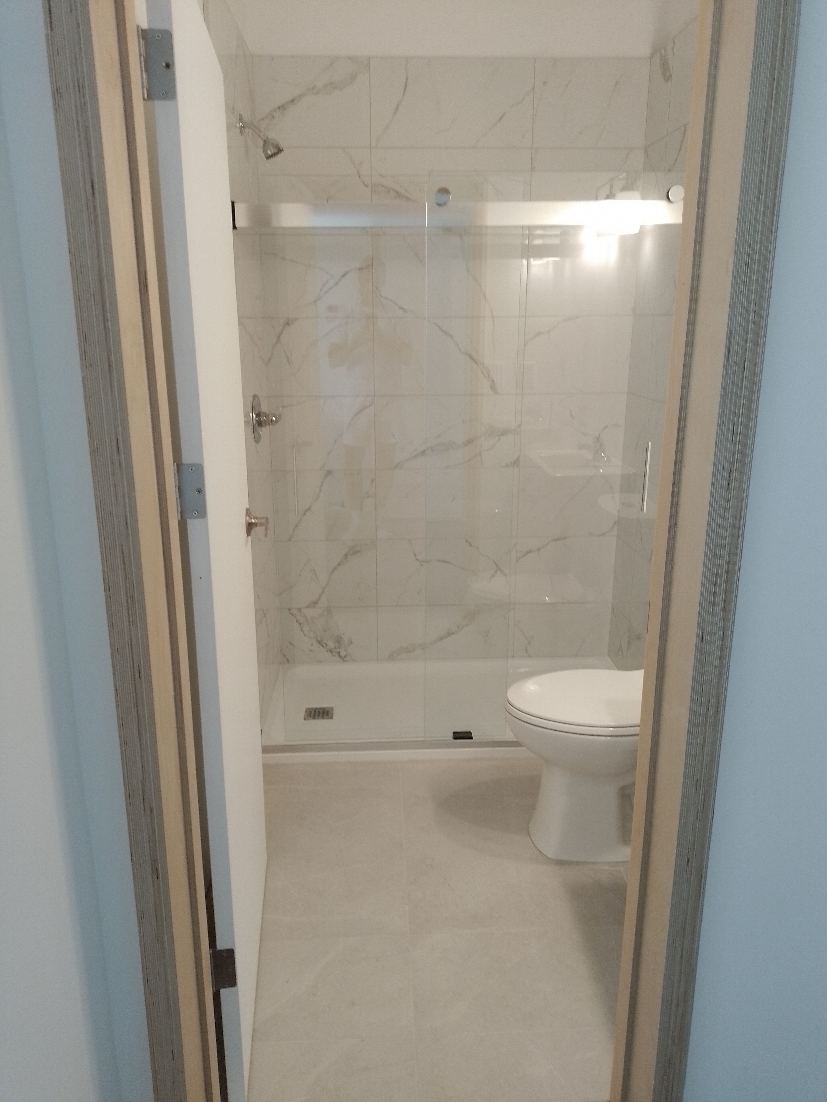 Chambre Affaires double | Salle de bain | Douche, pomme de douche hydromassante, articles de toilette (gratuits)