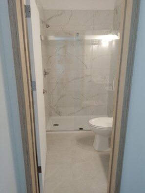 Business Double Room | Bathroom | Shower, hydromassage showerhead, free toiletries, hair dryer - Sandwich Boutique Hotel (Windsor)