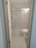 Business Double Room | Bathroom | Shower, hydromassage showerhead, free toiletries, hair dryer