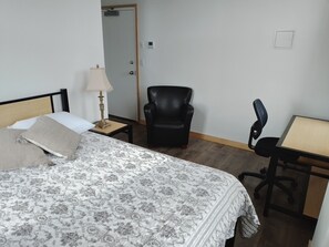 Individually decorated, individually furnished, desk, laptop workspace - Sandwich Boutique Hotel (Windsor)