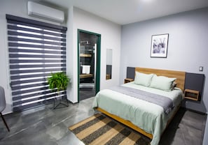 Muebles diferentes y espacio para trabajar con laptop