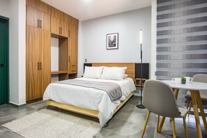 Muebles diferentes y espacio para trabajar con laptop 