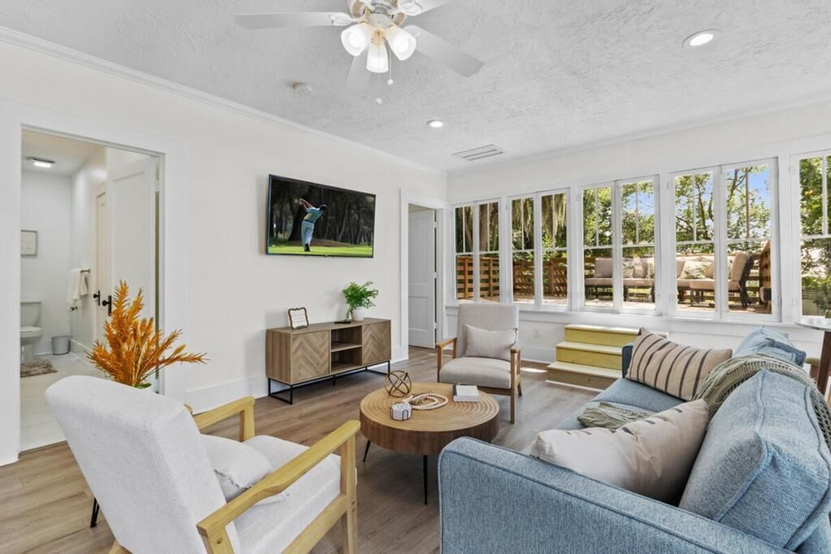 Photo 2 of Carriage Manor- Right next to the Fountain of Youth & Beach.
Pets are welcomed!