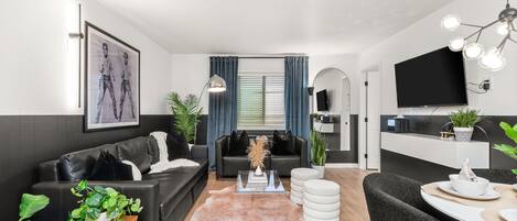 Een smart-tv, boeken en een stereo