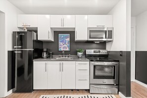 Réfrigérateur, four à micro-ondes, un four, surface de cuisson