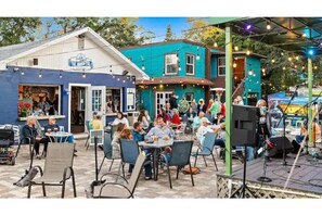 Outdoor dining - Beautiful, relaxing get away in St Petersburg  (St. Petersburg)